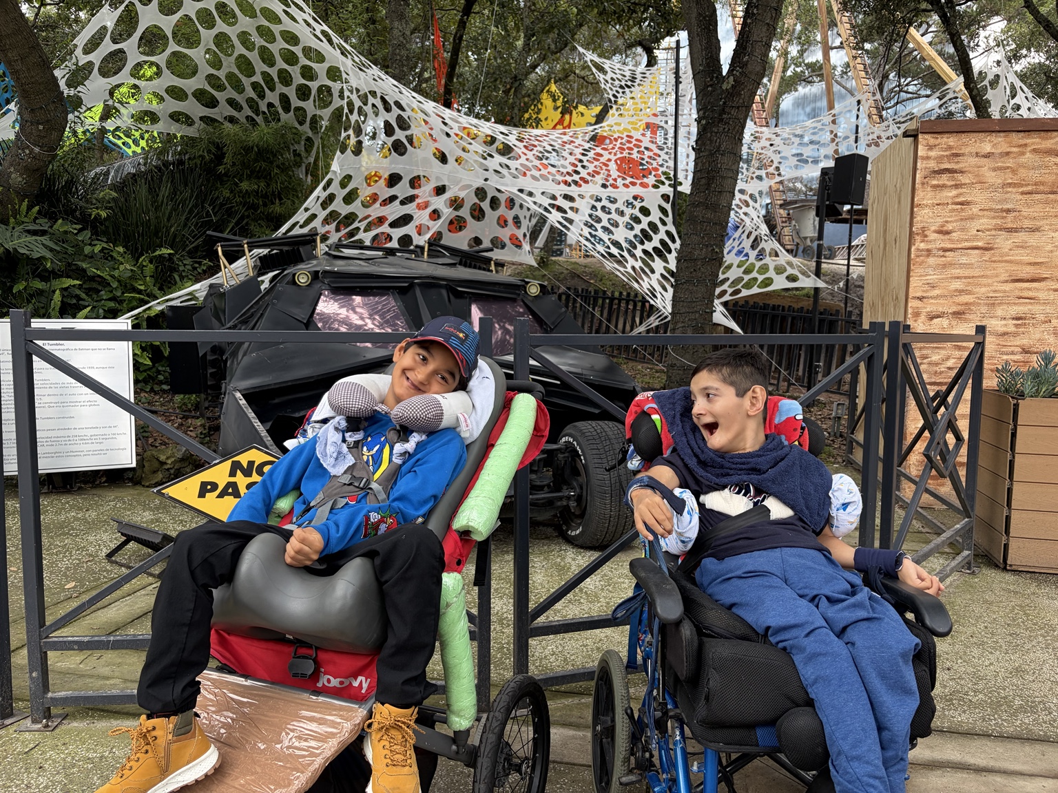Dos niños de la comunidad Amor y Fuerza disfrutando juntos un evento