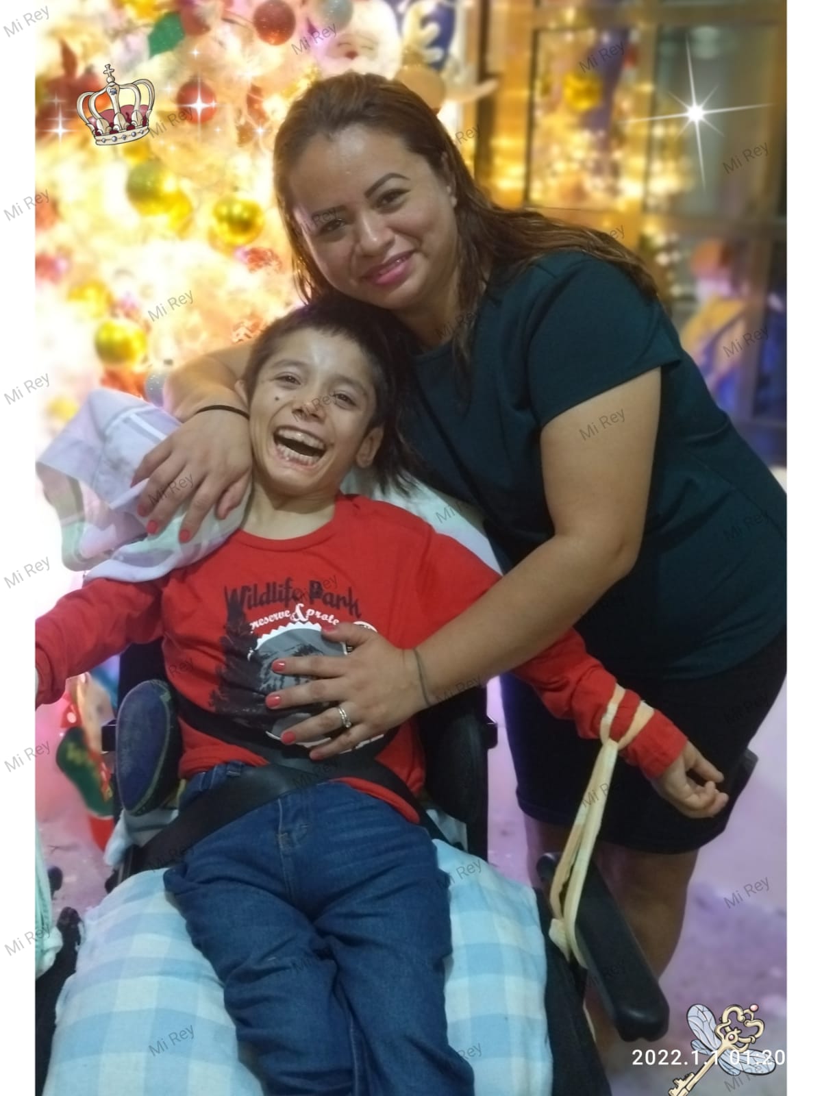 Madre abrazando a su hijo en silla de ruedas