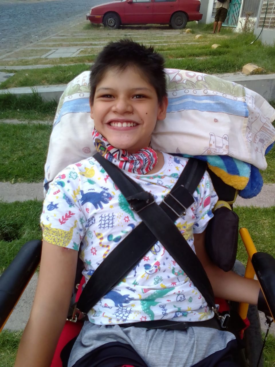 Joven de la comunidad sonriendo al aire libre