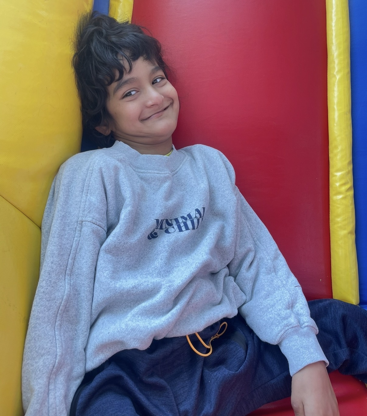 Niño de la comunidad Amor y Fuerza sonriendo durante una actividad