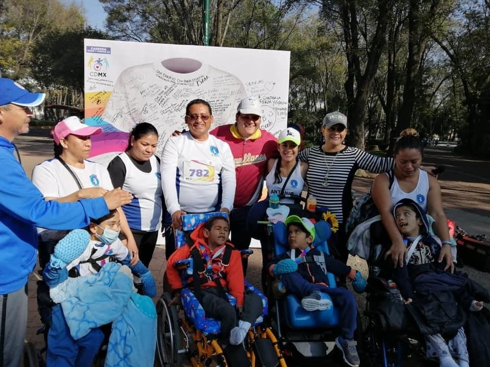 Familias mexicanas de la comunidad Lesch-Nyhan reunidas en un evento
