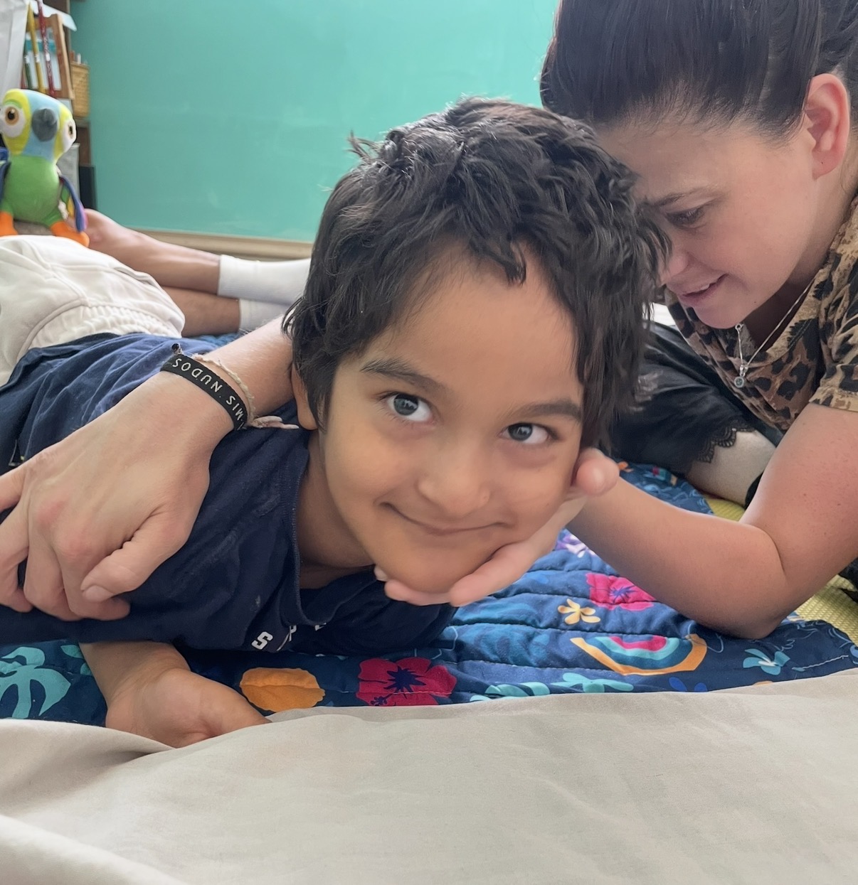 Niño acompañado durante una terapia de rehabilitación en casa